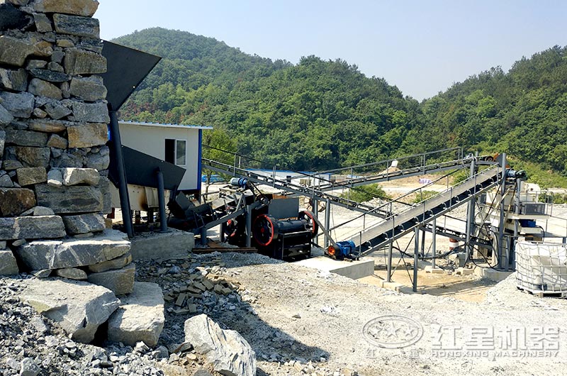 顎式細(xì)破碎機(jī)破碎現(xiàn)場(chǎng)，搭配制砂機(jī)使用